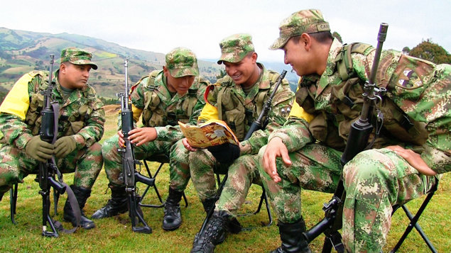 「人権の物語」を読むコロンビア陸軍の兵士たち